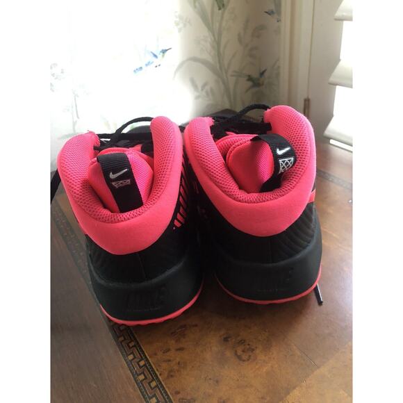 Nike Team Hustle Mid Dark Black Hyper Pink Womens Size 9, Youth 7 Eur 40 - Picture 4 of 7